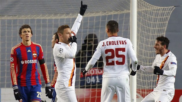 POD MI TO STL. tonk AS m Francesco Totti (tet zprava) oslavuje svj gl z pmho kopu do st CSKA Moskva.
