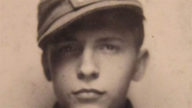 Adolf Krka pi nstupu do wehrmachtu v roce 1943.