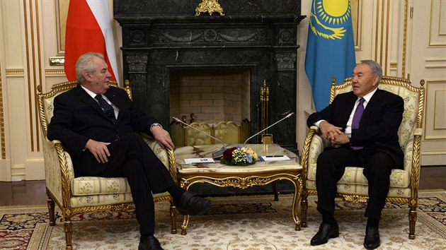 esk prezident Milo Zeman se na oficiln nvtv Kazachstnu setkal se svm protjkem Nursultanem Nazarbajevem (24. listopadu 2014)
