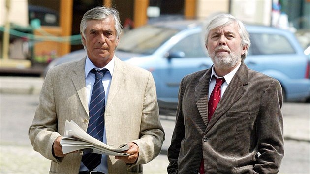 Herci Jiří Bartoška a Josef Abrhám při natáčení třetí řady televizního seriálu Nemocnice na kraji města v Žatci. (2007)