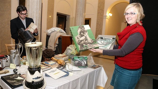 Lenka Rychtov ze Slezskho zemskho muzea v Opav ukazuje, co ve pinesli lid na vstavu Neklidn stolet. Vzadu nmstek muzea Ji l. (22. listopadu 2014)