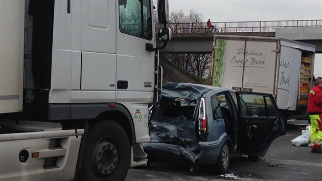Nehoda dvou kamion a t osobnch aut na druhm kilometru dlnice D11. Vozidla se stetla pi popojdn v kolon zapinn jinou nehodou (21. listopadu 2014).