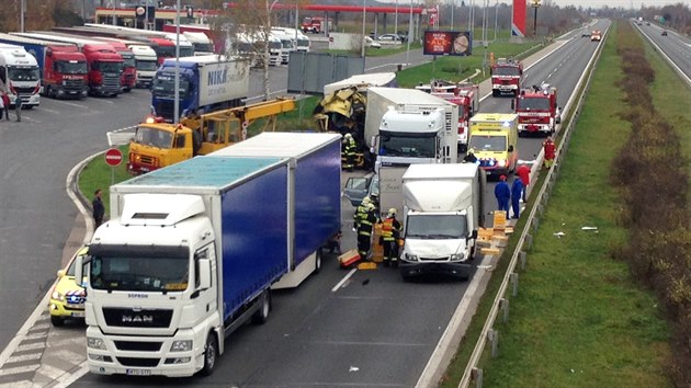 Nehoda dvou kamion a t osobnch aut na druhm kilometru dlnice D11. Vozidla se stetla pi popojdn v kolon zapinn jinou nehodou (21. listopadu 2014).