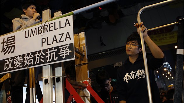 Centrum Hongkongu stle okupuj demonstranti, by u je jich o poznn mn ne ped nkolika tdny. Sousted se zejmna v okol vldnch budov (21. listopadu 2014)
