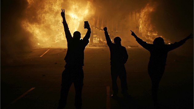 Rozzloben ernoi zapaluj ve Fergusonu domy i auta. Policie uzavela vzdun prostor nad mstem a proti demonstrantm nasadila i slzn plyn. Ulicemi se rozlh zvuk stelby (25. listopadu 2014)