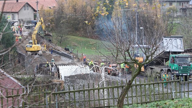 Zatmco v okol u se nov silnice asfaltuje, most, pi jeho zcen zahynuli v z tyi dlnci, vbec nevypad na to, e by se v polovin prosince ml otevt.