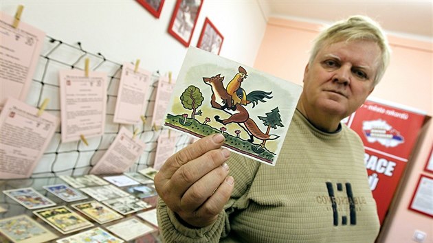 Alois Urbnek pedstavil v Pelhimov svou sbrku pohlednic s obrzky Josefa Lady.