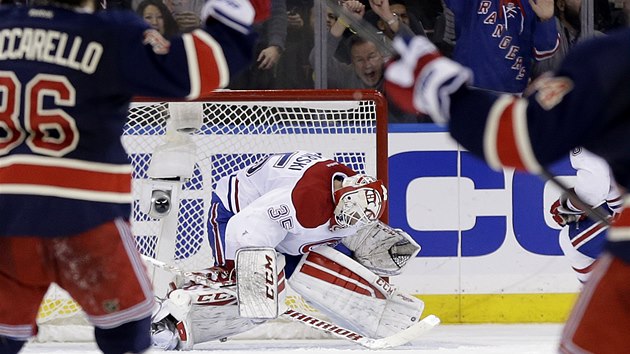 KUDY? Brank Montrealu Dustin Tokarski prv inkasoval, hokejist New York Rangers slav. 