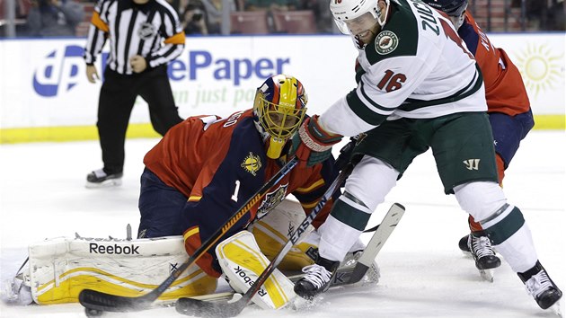 V ANCI. Jason Zucker z Minnesoty ped brankem Floridy Robertem Luongem.  