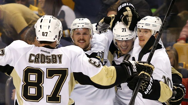 GLOV RADOST. Pittsburgh slav vtzn gl, o kter se zaslouil Jevgenij Malkin (druh zprava) i dal hvzda Sidney Crosby. 