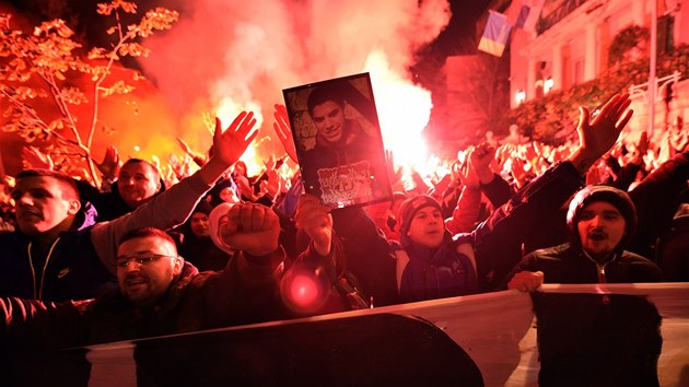 MRTVÝ A PLAMENY. Píznivci Crvené Zvezdy protestují poblí turecké ambasády v...