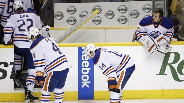 ZLOMEN. Hokejist Edmontonu opoutj led po porce v prodlouen.  