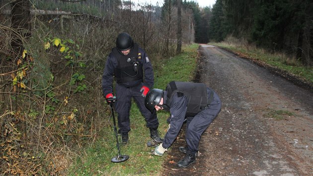 Pyrotechnici prohledvaj okol vybuchlho muninho skladu ve Vrbticch.