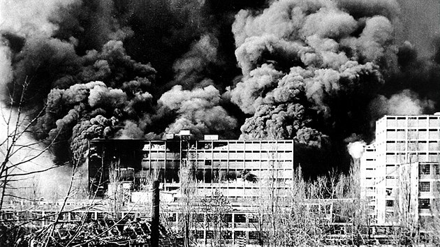 Po bombardovn, je trvalo od 12:35 do 12:38 hodin, nesnesiteln hluk letadel ustal a lid se z krytu odvili vyjt ven. Nad centrem Zlna spatili obrovsk mrana koue. Vem bylo jasn, e ho Baovy zvody.