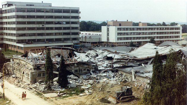 SPADL BUDOVA. Podrobnosti o pinch netst, o nm tehdy informoval hlavn zahranin tisk, byly oficiln zveejnny a po pdu komunistickho reimu v roce 1989.