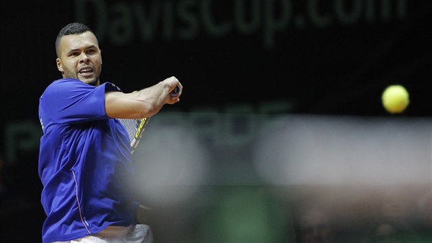 Francouzsk tenista Jo-Wilfried Tsonga v duelu se vcarem Stanem Wawrinkou ce finle Davis Cupu.