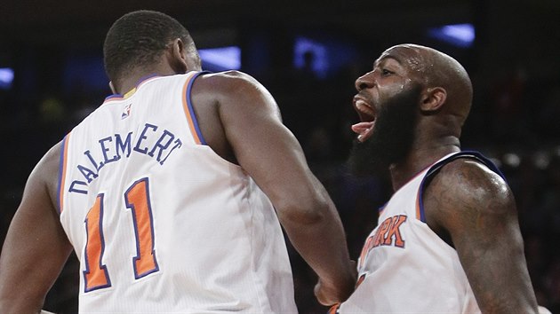 Quincy Acy (vpravo) a Samuel Dalembert oslavuj ko New Yorku.