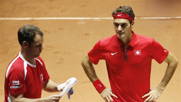 Roger Federer (vpravo) a vcarsk nehrajc kapitn Severin Lthi bhem finle Davis Cupu.