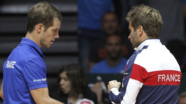 Richard Gasquet (vlevo) a nehrajc kapitn francouzskch tenist Arnaud Clement.