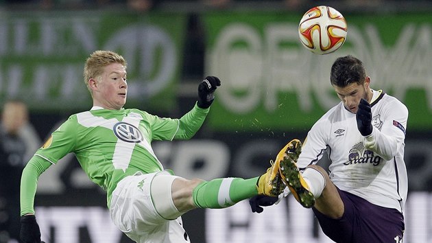 Kevin De Bruyne (vlevo) z Wolfsburgu a Muhamed Bei z Evertonu v souboji o m.
