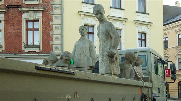 Od obchodnho centra Jablo v Jablonci ve stedu odsthovali souso Matesk kolka od Bedicha Klouka, kter zde stlo ji od roku 1968. Souso nalo azyl v Tyrov parku a projde opravou.