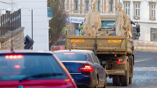 Od obchodnho centra Jablo v Jablonci ve stedu odsthovali souso Matesk kolka od Bedicha Klouka, kter zde stlo ji od roku 1968. Souso nalo azyl v Tyrov parku a projde opravou.