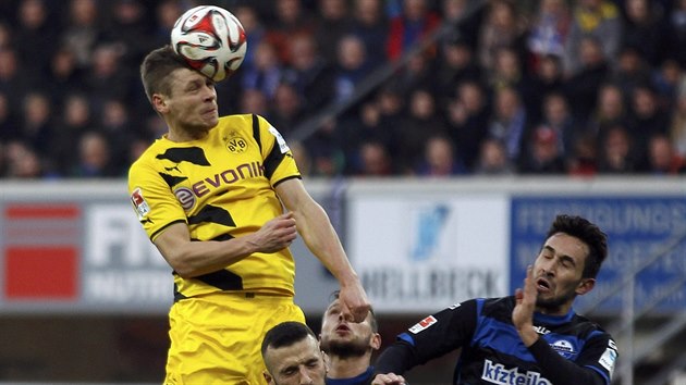 Lukasz Piszczek z Dortmundu hlavikuje v utkn s Paderbornem