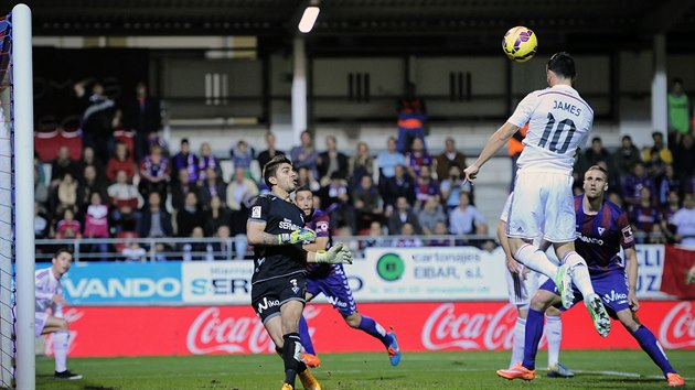 James Rodrguez z Realu Madrid se proti Eibaru trefil hlavou.