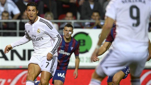 SOUHRA V REALU MADRID. Karim Benzema (zdy s slem 9) ek na pihrvku od Cristiana Ronalda v duelu s Eibarem.