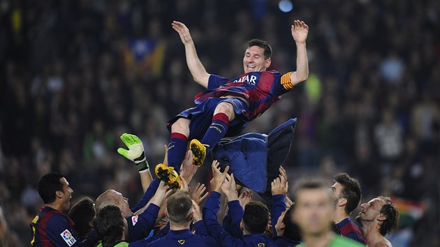 NAD HLAVAMI SPOLUHR. Hri Barcelony oslavuj Lionela Messiho, kter glem proti Seville pekonal steleck rekord panlsk ligy.