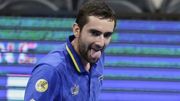 RADOST. Marin ili vyplazuje jazyk na znamen vtzstv, v International Premier Tennis League pemohl Tome Berdycha.