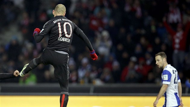 JO! Arjen Robben z Bayernu Mnichov slav svou trefu proti Hert Berln.
