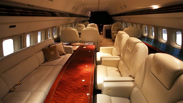 Luxusn soukrom Boeing 757 americkho miliarde Donalda Trumpa - sedadla pro cestujc a jednac salonek