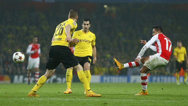 POJIUJE VEDEN. Alexis Snchez z Arsenalu (vpravo) zvyuje proti Dortmundu na 2:0.
