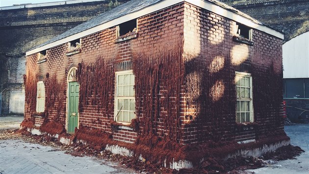 Alex Chinneck sv dlo dothl k dokonalosti. Z parafnu vyrobil i prsvitn skla do devnch okenic.