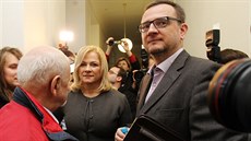 Jana Neasová (díve Nagyová) s manelem Petrem Neasem u soudu v Praze. (20....