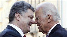 Ukrajinský prezident Petro Porošenko vítá v Kyjevě amerického viceprezidenta... Ukrajinský prezident Petro Porošenko vítá v Kyjevě amerického viceprezidenta...