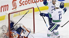 Yannick Weber a Radim Vrbata z Vancouveru oslavují gól, branká Edmontonu Ben...