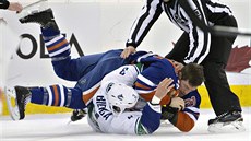 Kevin Bieksa (dole) z Vancouveru a  Andrew Ference z Edmontonu pidlali práci...