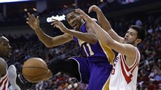 Wesley Johnson z LA Lakers (v modrém) a Kostas Papanikolaou (vpravo) z Houstonu...