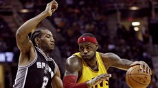 Kawhi Leonard se snaží zastavit LeBrona Jamese. Kawhi Leonard se snaží zastavit LeBrona Jamese.