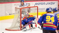Budějovický brankář David Gába zasahuje. Budějovický brankář David Gába zasahuje.