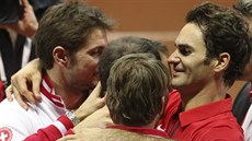 POSLEDNÍ AMPIONI. Letoní roník Davis Cupu ovládli výcai, na snímku drí trofej jejich kapitán Severin Lüthi.