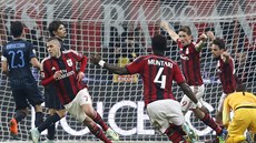 Fotbalisté AC Milán oslavují gól Jeremyho Meneze.