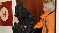 Zdravotní sestra Věra M. jde o soudu, který ji loni v listopadu poslal do vazby. Zdravotní sestra Věra M. jde o soudu, který ji loni v listopadu poslal do vazby.