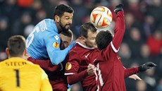 V tlačenici před vlastní brankou pomáhají Lafata s Matějovským. V tlačenici před vlastní brankou pomáhají Lafata s Matějovským.