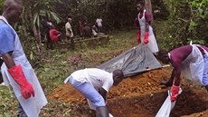 Poheb v Libérii, mrtvý nejpíe zemel na ebolu (8. listopadu 2014).
