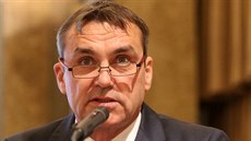 Petr Vokřál hovoří před zastupiteli. Petr Vokřál hovoří před zastupiteli.