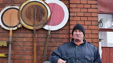 Závorář Petr Effenberger je jedním z posledních závorářů v Libereckém kraji. Závorář Petr Effenberger je jedním z posledních závorářů v Libereckém kraji.