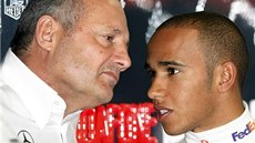 PŘED PRVNÍM TITULEM. Ron Dennis s Lewisem Hamiltonem v roce 2008. PŘED PRVNÍM TITULEM. Ron Dennis s Lewisem Hamiltonem v roce 2008.